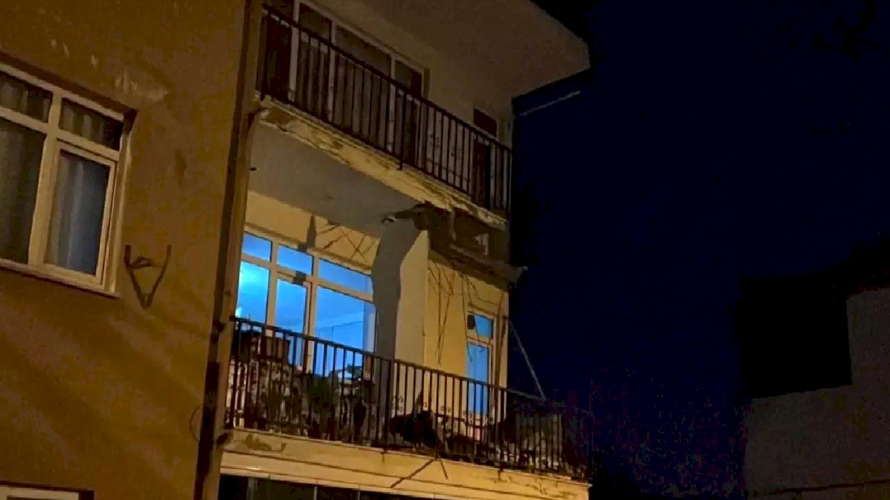 Üsküdar'da Balkon Çöktü, Bina Tahliye Edildi