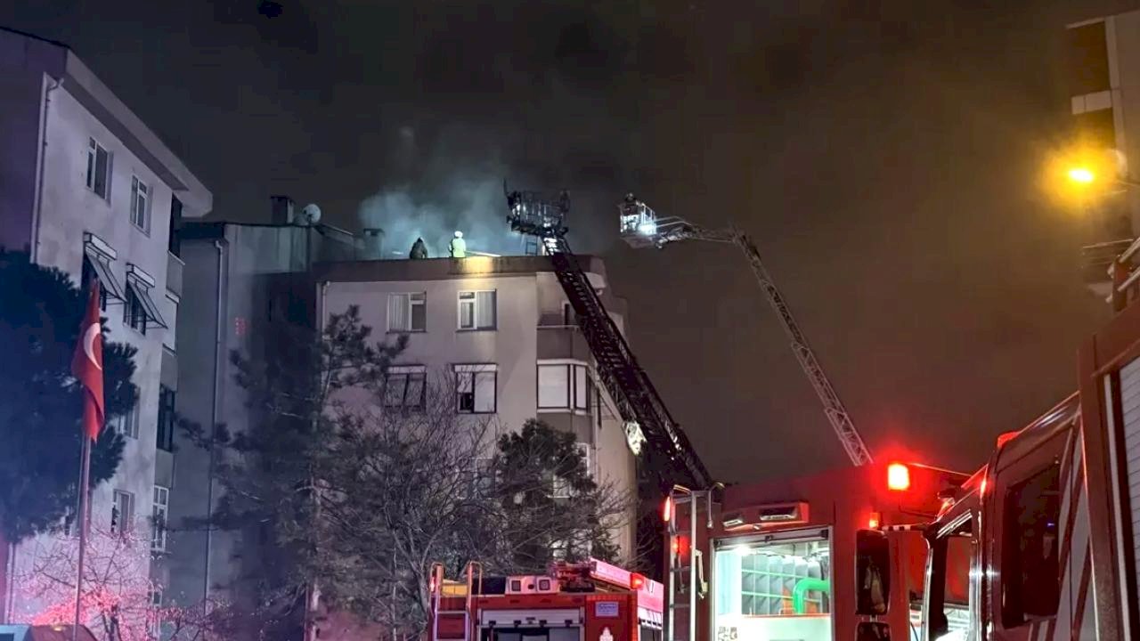 Üsküdar'da Çatı Katında Yangın