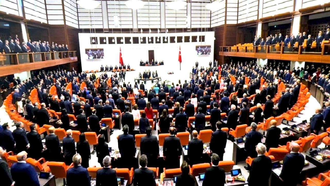 Yeni kanun teklifi Meclis'te: Alkolü teşvik edici görsel ve yazılar iş yerlerinden kaldırılacak