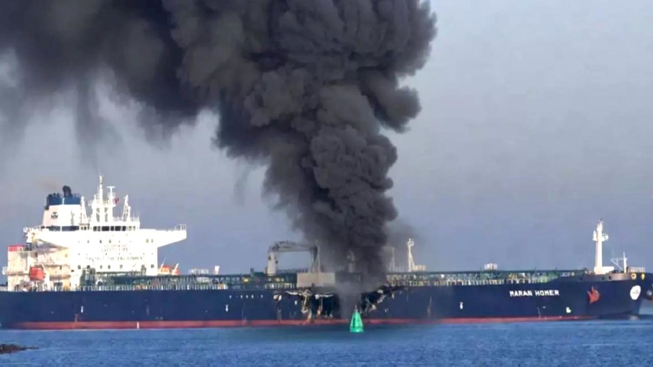 Yunan bandıralı petrol tankeri Rusya sularında vuruldu