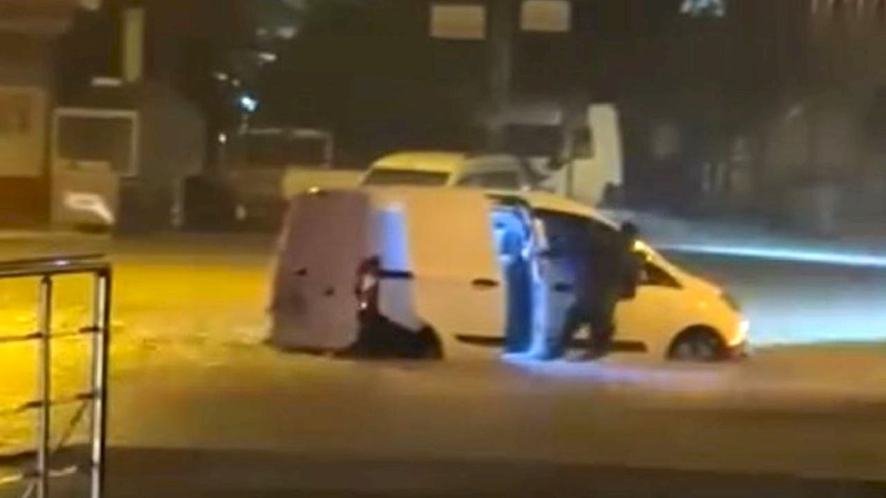 Adana'da Şiddetli Yağış: Minibüste Mahsur Kalan Çocuklar Kurtarıldı