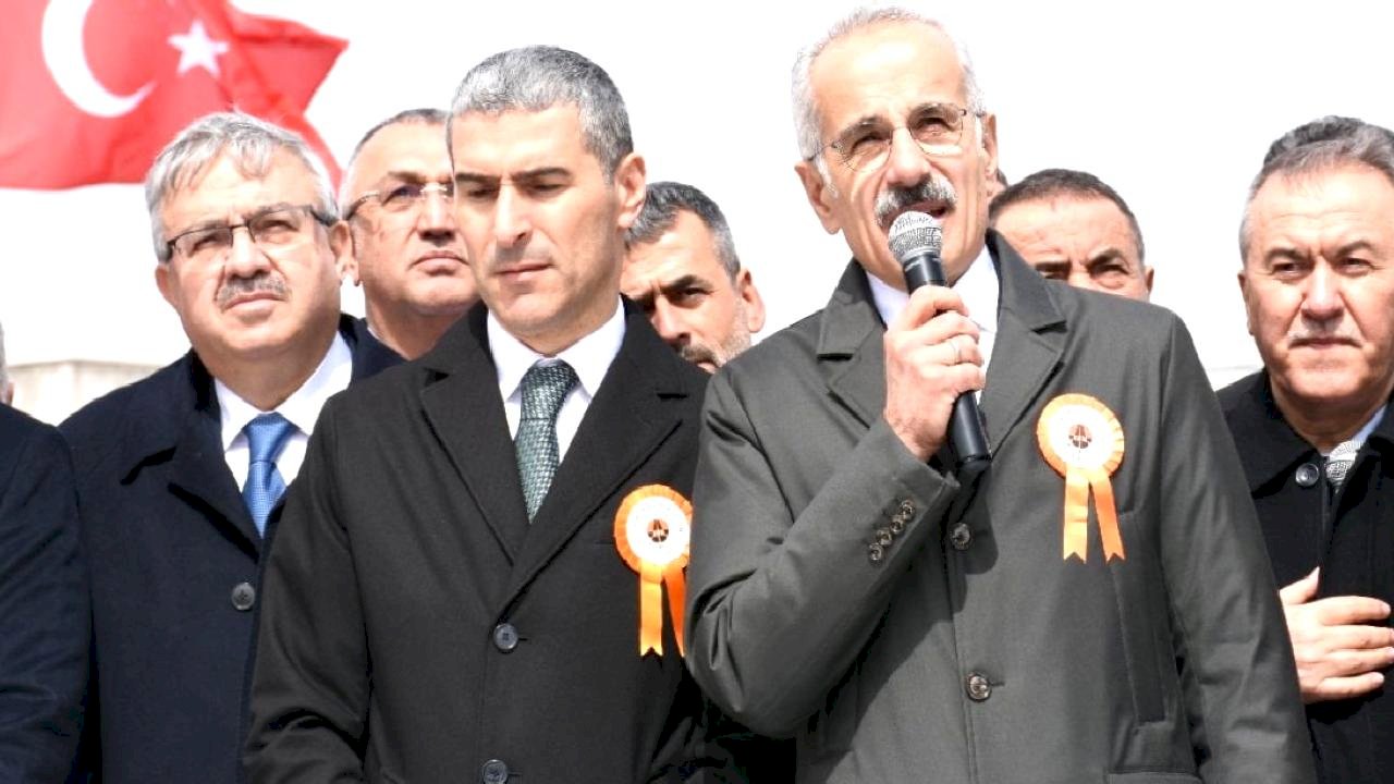 Ankara-İzmir hattını 3.5 saate indirecek olan YHT projesi yılda 13 milyondan fazla yolcu taşıyacak