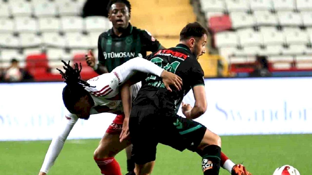 Antalyaspor-Konyaspor Maçında İlk Yarı Golsüz Geçti