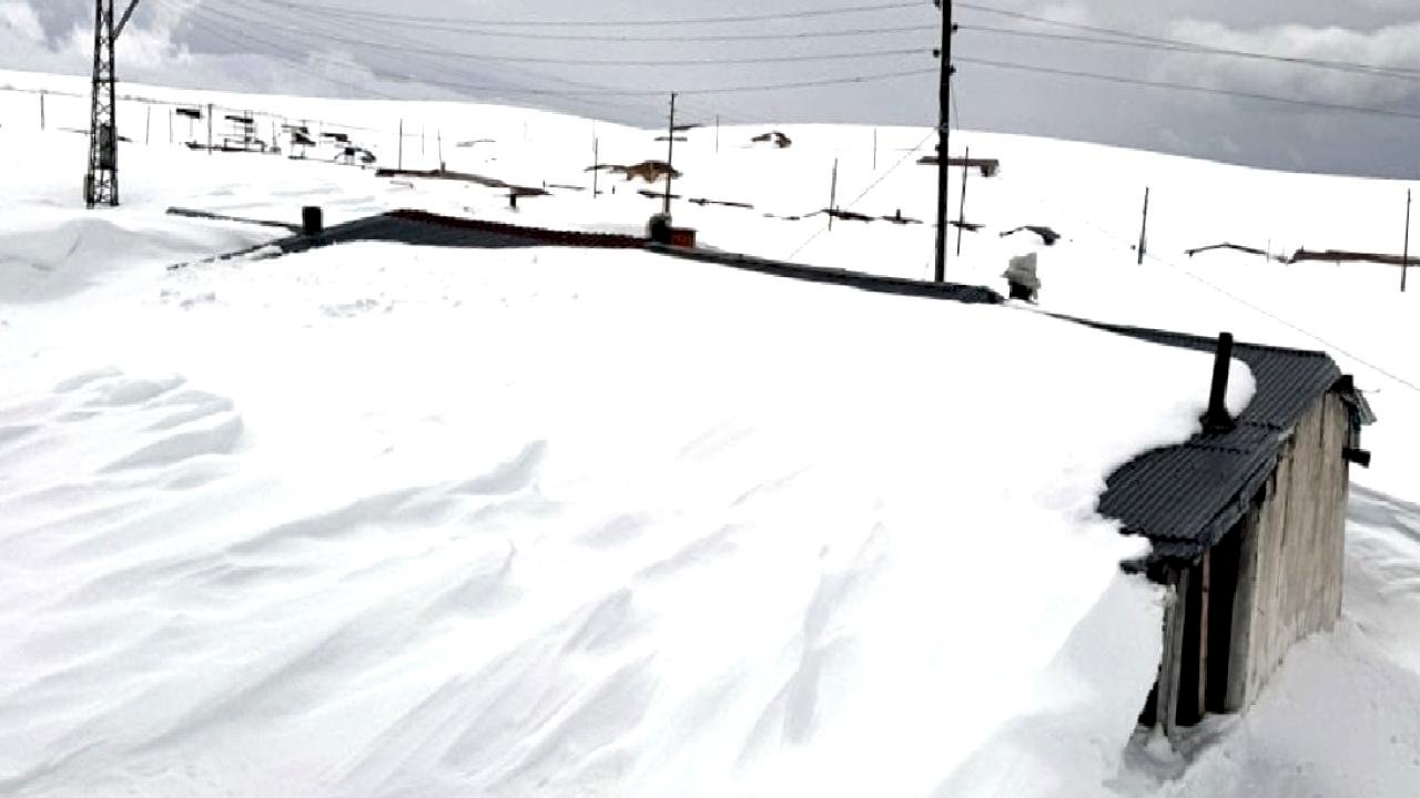 Ardahan'da yayla evleri kara gömüldü