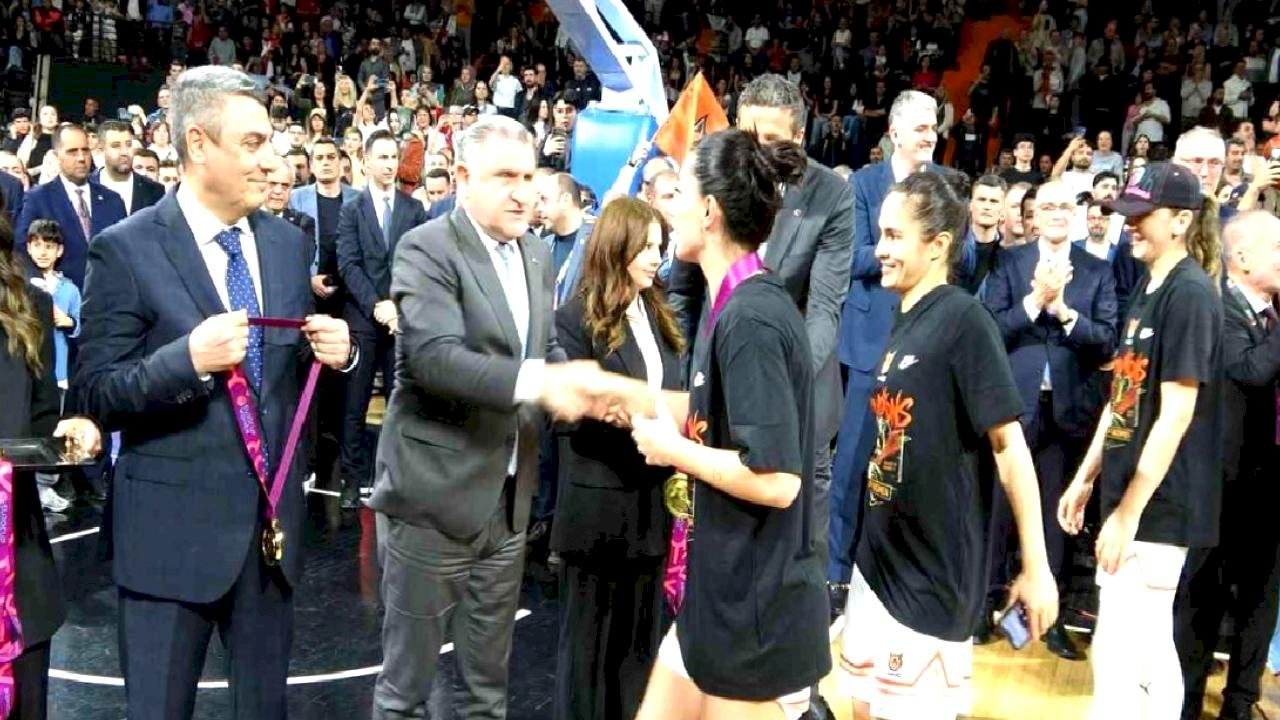 Bakan Bak, ÇBK Mersin'in şampiyonluk sevincine ortak oldu