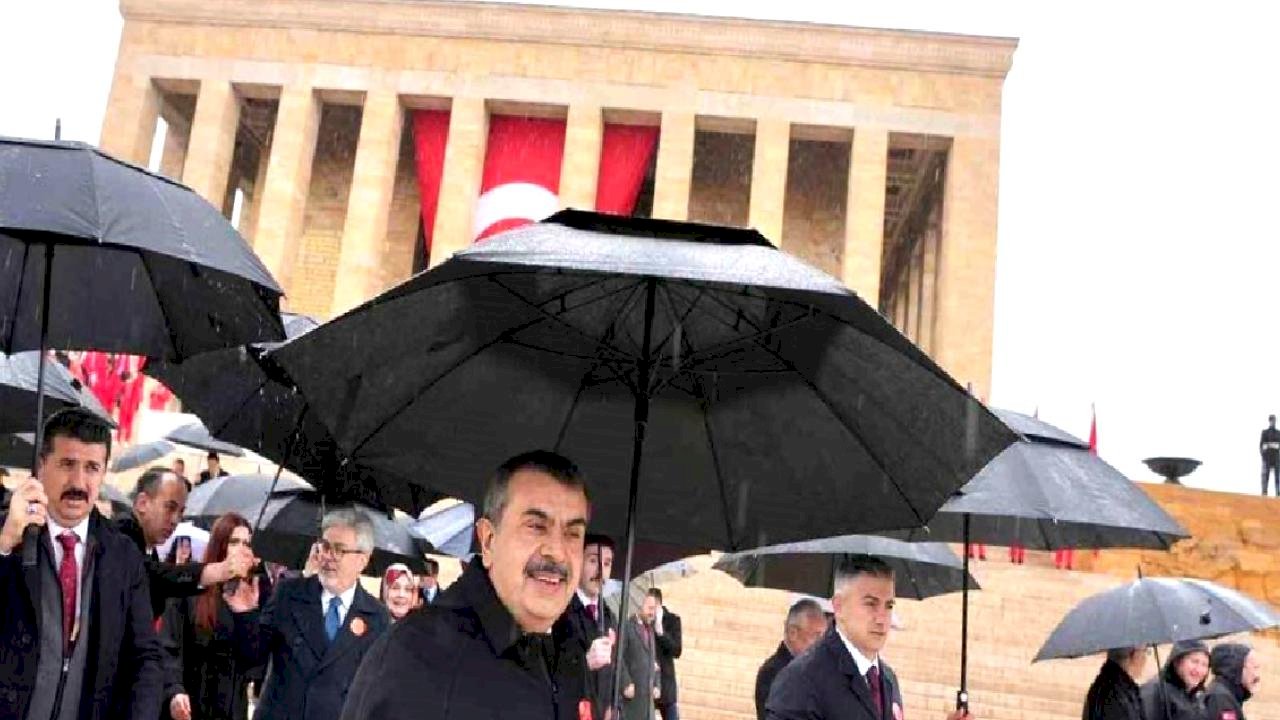 Bakan Tekin'den 23 Nisan Anıtkabir Ziyareti