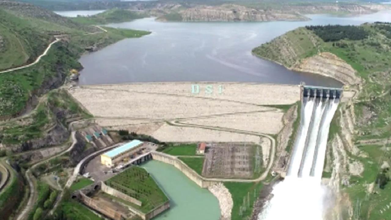 Batman Barajı'nda kontrollü su tahliyesi başladı