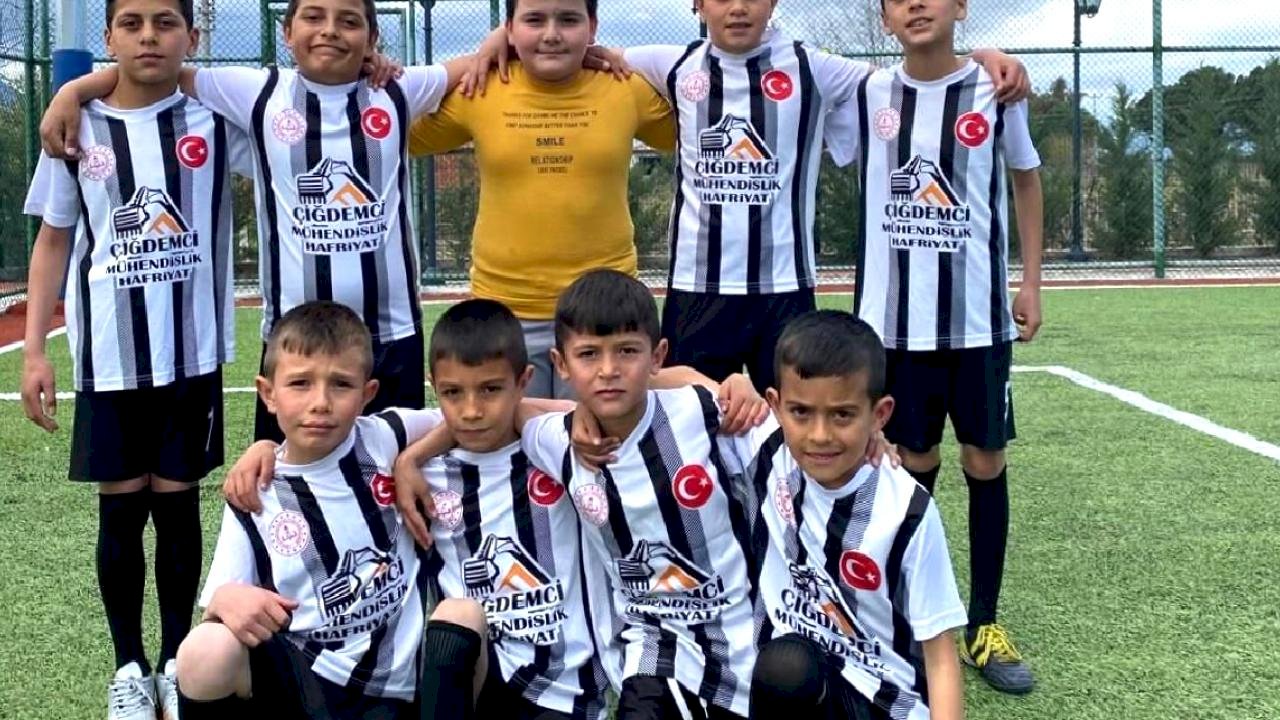 Birleştirilmiş sınıf takımı zirveye koşuyor