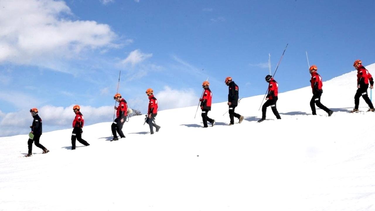 Bitlis’te gönüllü ekipler çığa karşı seferber: Zorlu kış eğitimleri sürüyor