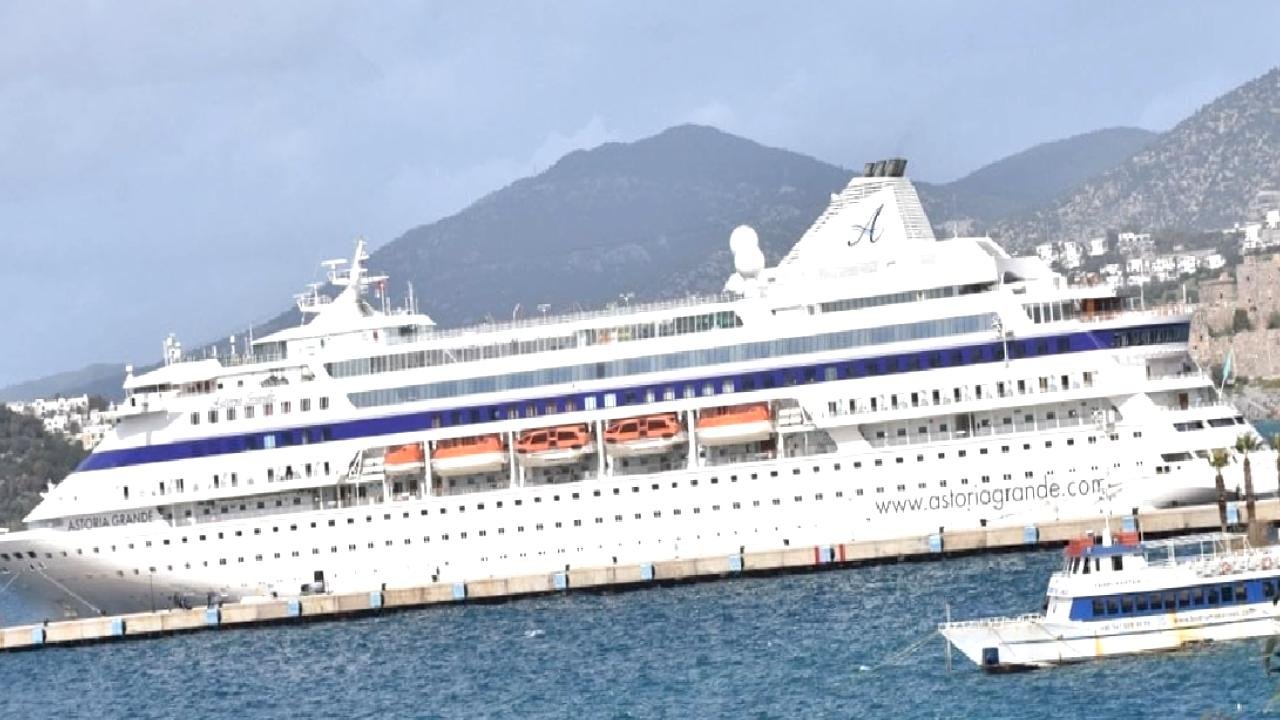 Bodrum'a sezonun ilk kruvaziyeri demirledi