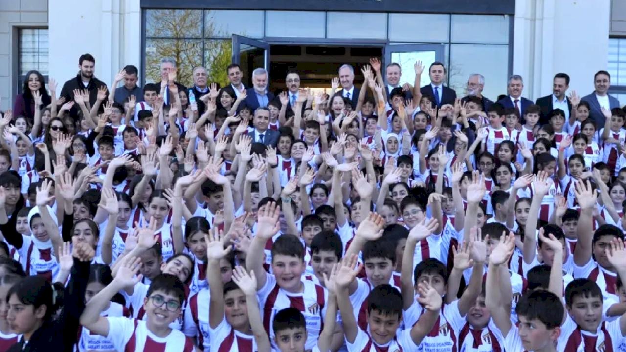 Bursa İnegölspor forması bin 100 öğrenciye dağıtıldı