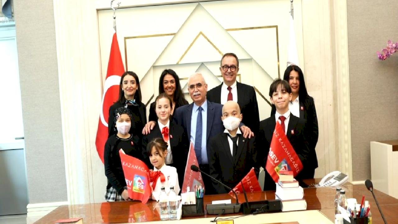 Çocuk Bayramında Anayasa Mahkemesi Koltuğu Elif'e Devredildi