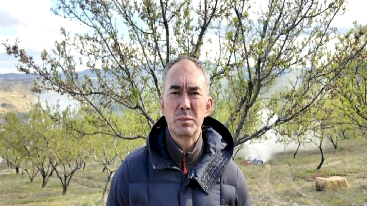 Demirci'de Badem Üreticileri Dumanlama ile Donla Mücadele Ediyor