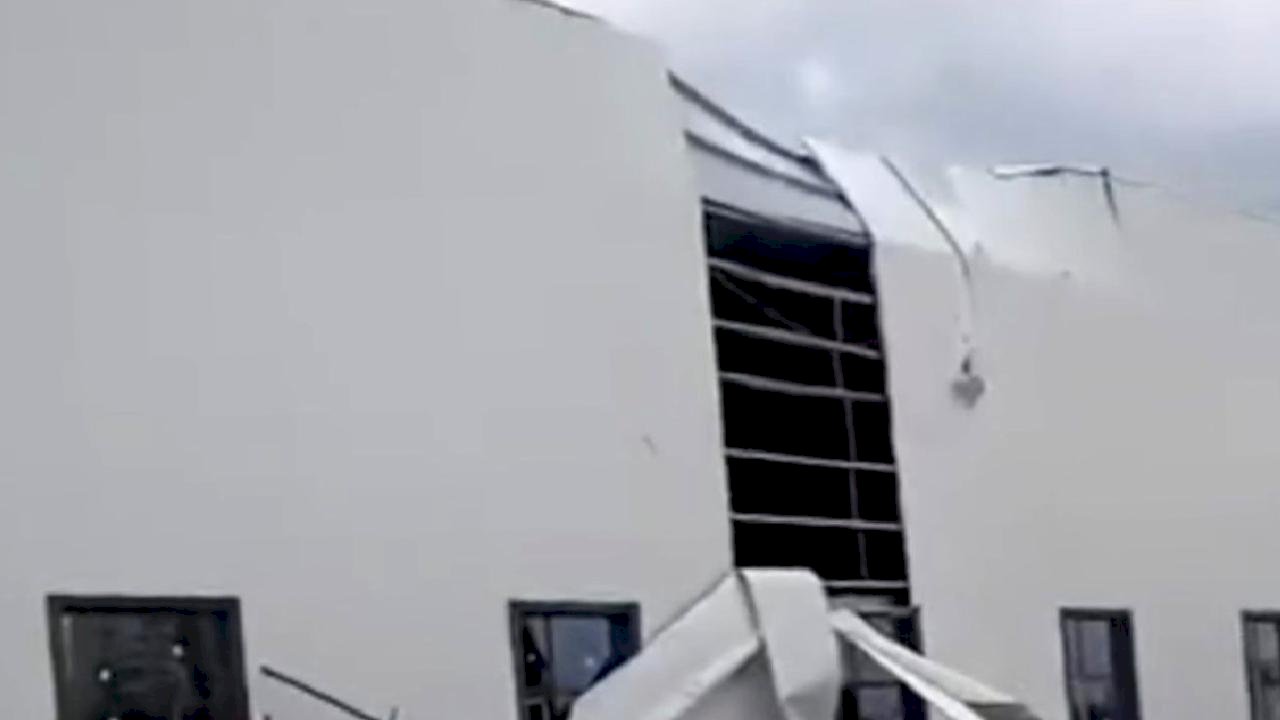 Diyarbakır'da Rüzgar Çatı Uçurdu