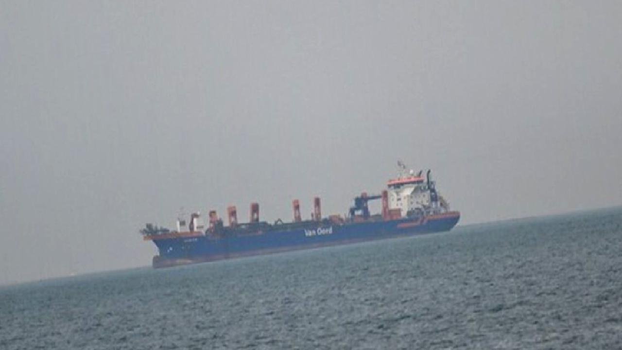 Dünya rahat nefes aldı! Hürmüz Boğazı'ndan ilk gemiler peş peşe geçti