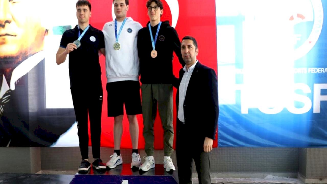 Elazığ'da Paletli Yüzme Şampiyonası Devam Ediyor