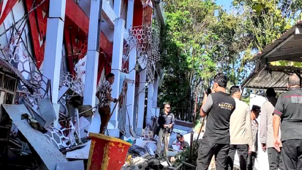 Endonezya'da 7,4 Büyüklüğünde Deprem