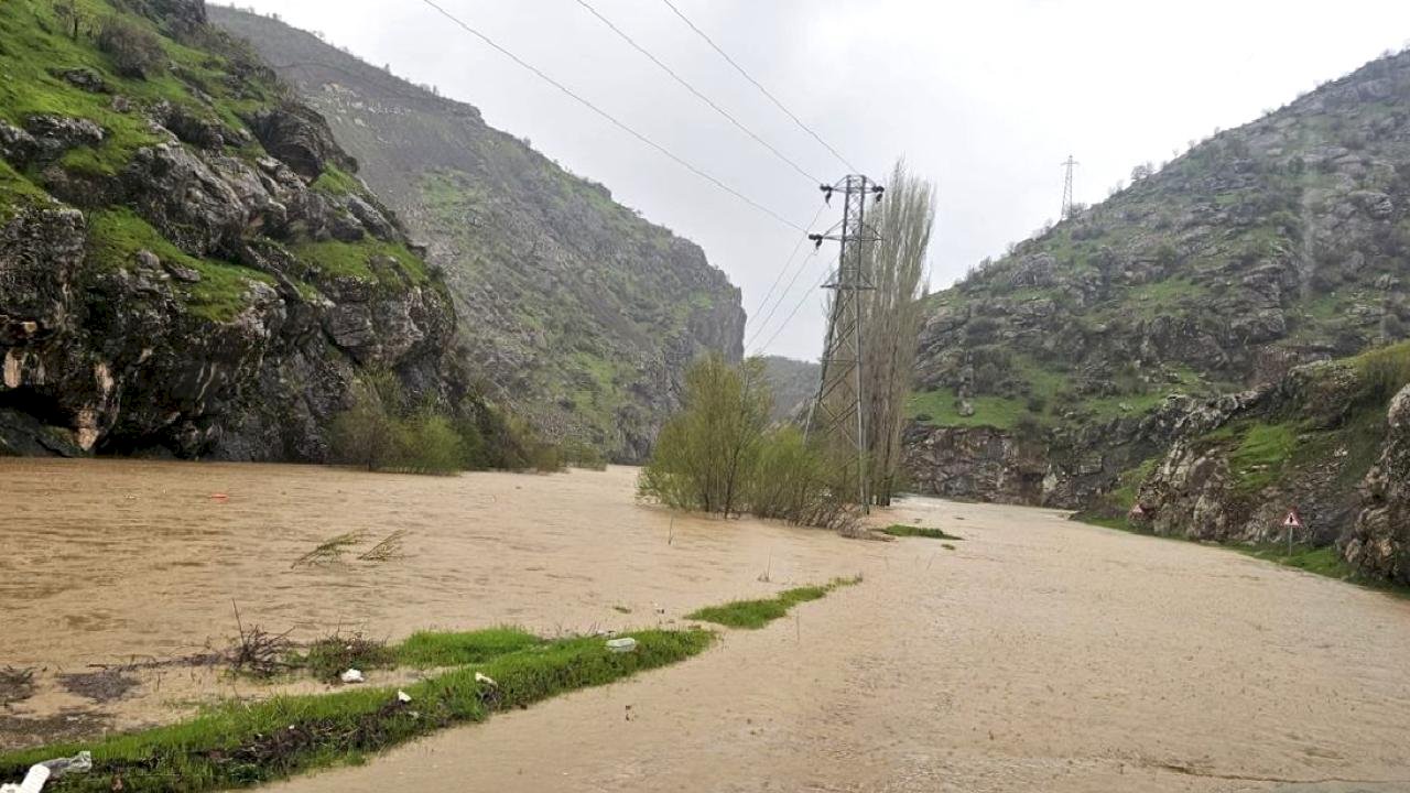 Hakkari'de Yol Taşkın Nedeniyle Kapandı