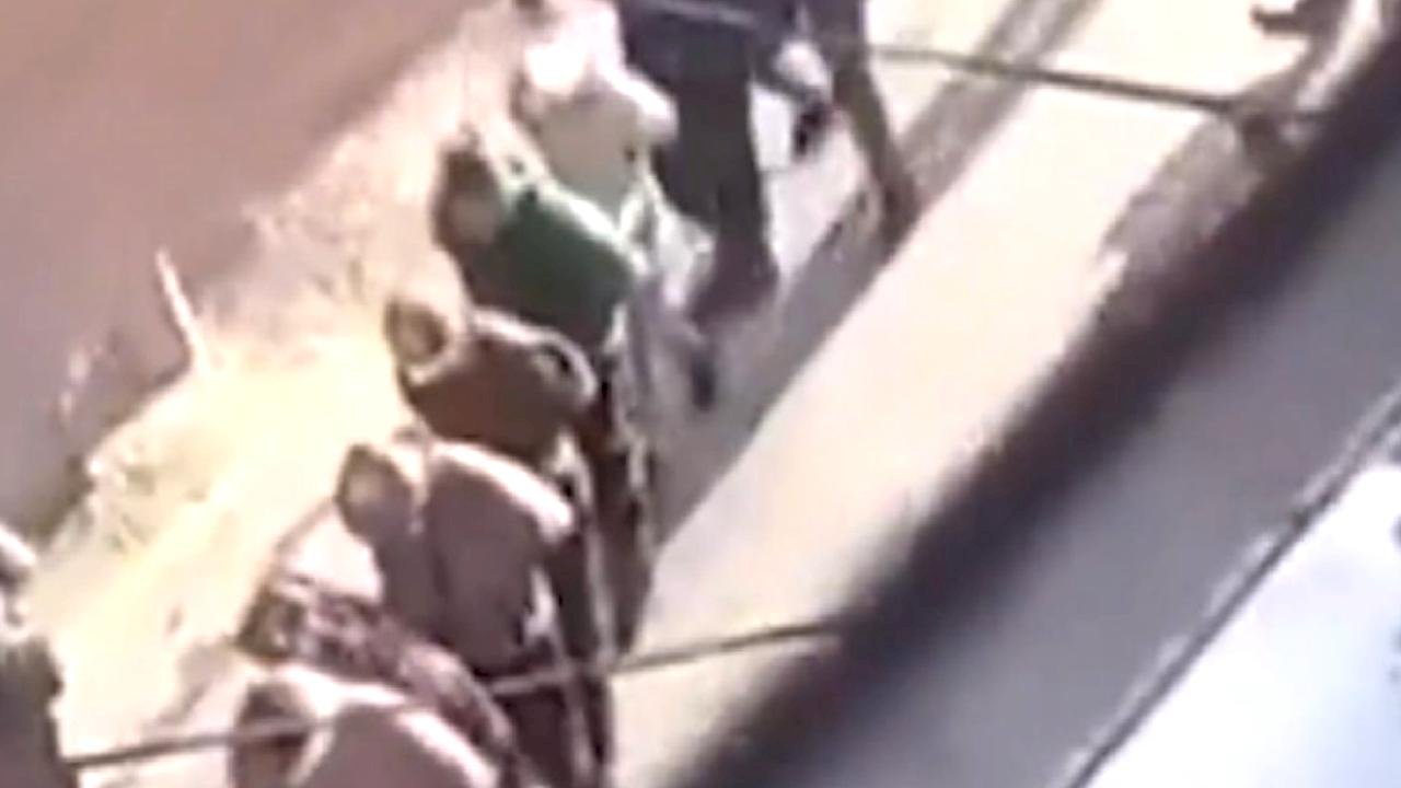 İsrail ordusu, Filistinli gençleri gözaltına aldı