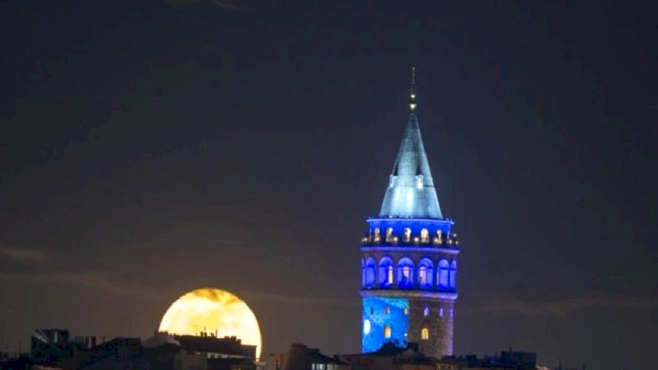 İstanbul'da "Pembe" dolunay görüldü