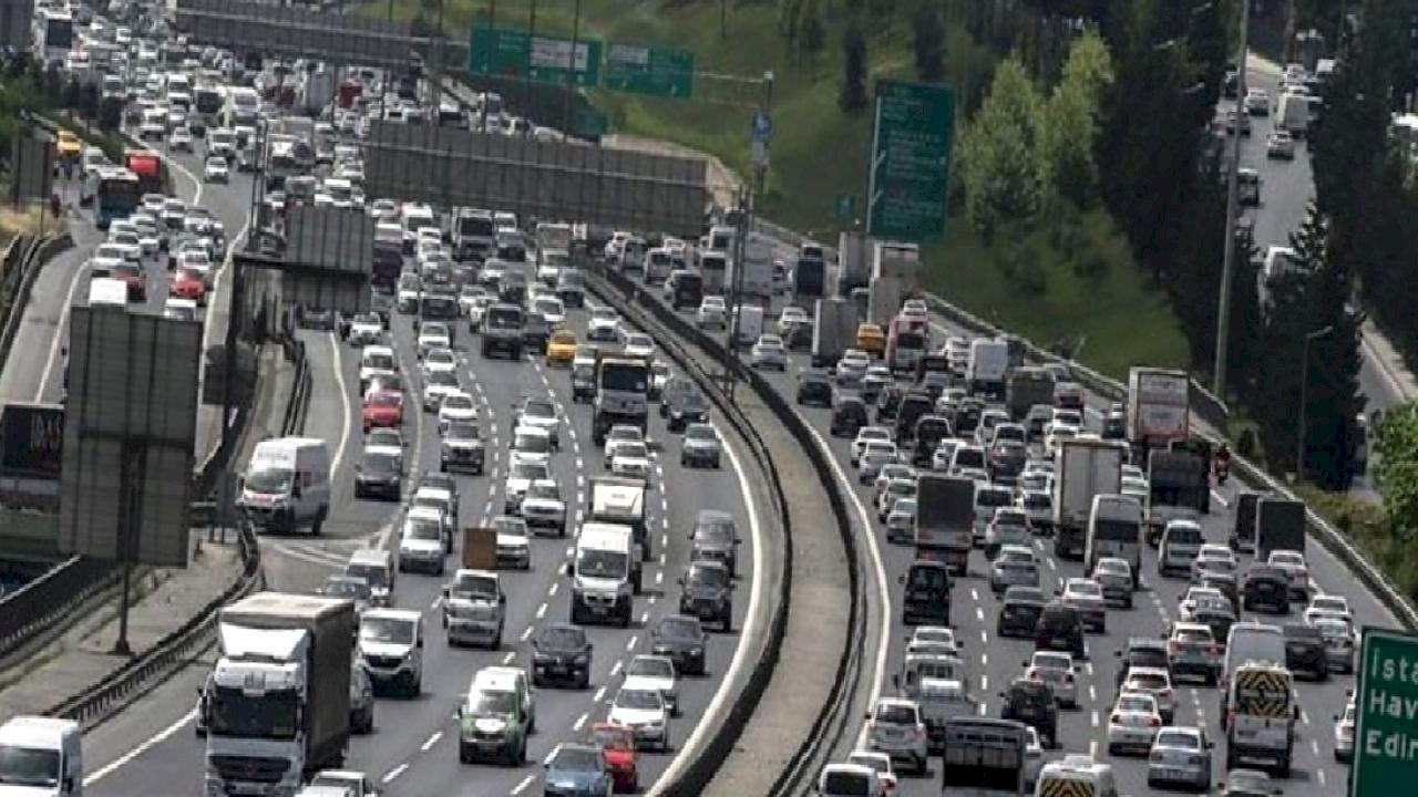 İstanbul'un otopark çilesi: 6 araca 1 park yeri düşüyor