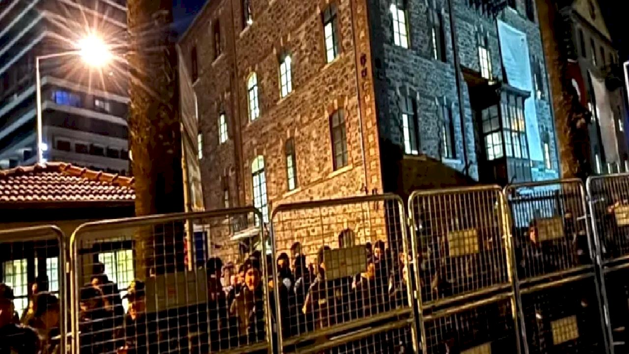 İzmir Meslek Fabrikası'na polis kuşatmasında tahliye girişimi! Başkan Tugay: Bu mülk İzmir halkınındır