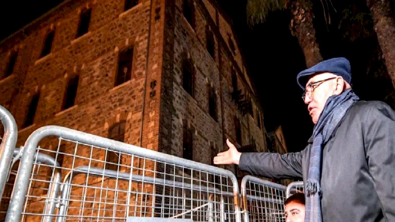 İzmir'de gece nöbetine devam... CHP'li Tanal pense ile plastik kelepçeleri kesti!