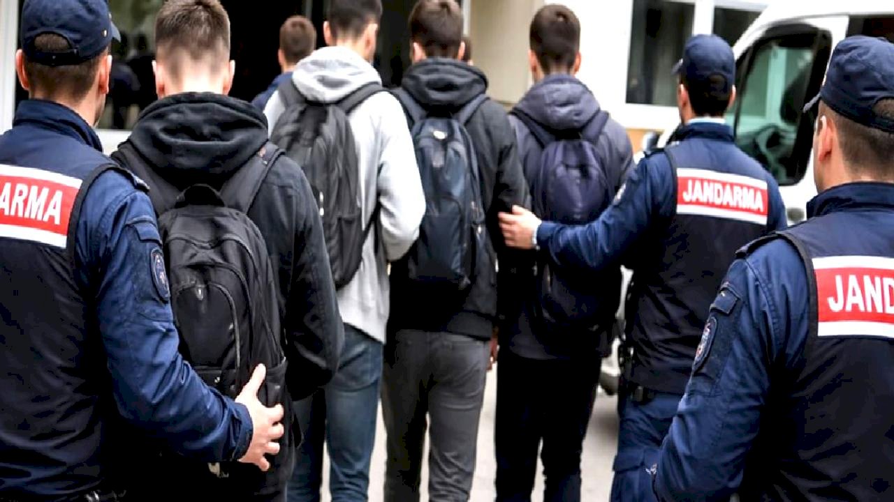 İzmir'de okul saldırısı hazırlığı iddiası: 8 öğrenci gözaltına alındı