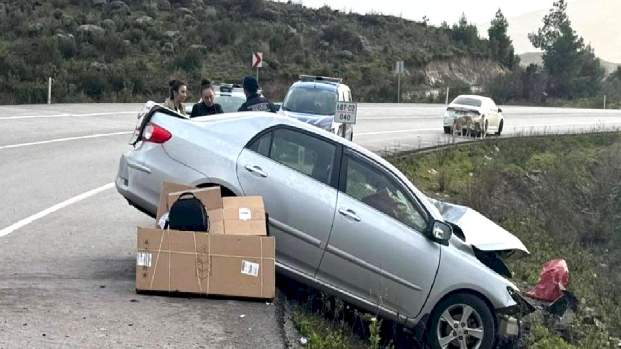 Manavgat'ta Tır-Otomobil Çarpışması: 2 Yaralı
