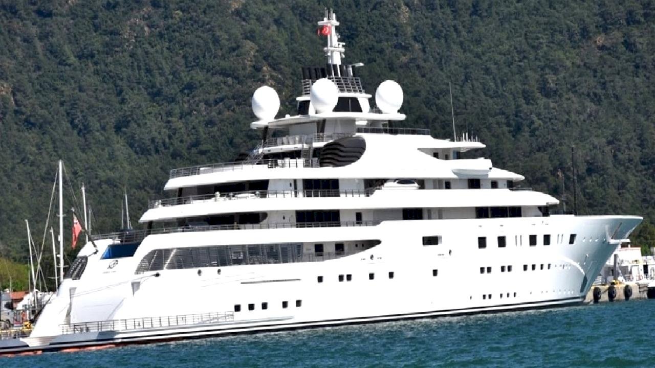 Marmaris Limanı'na yanaşan lüks yat 'A+' 400 bin litre yakıt aldı