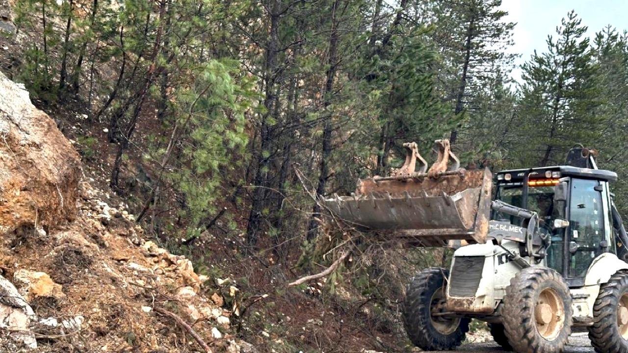 Mengen'de Heyelan: Karayolu Kapandı
