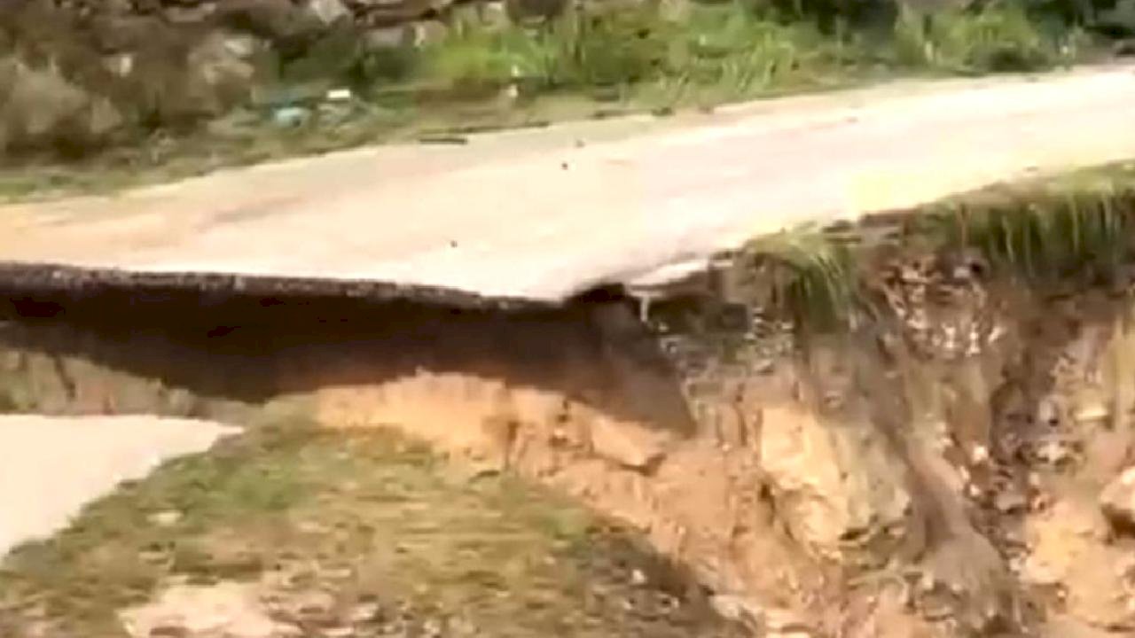 Mersin'de Sağanak Sel, Yol Çöktü