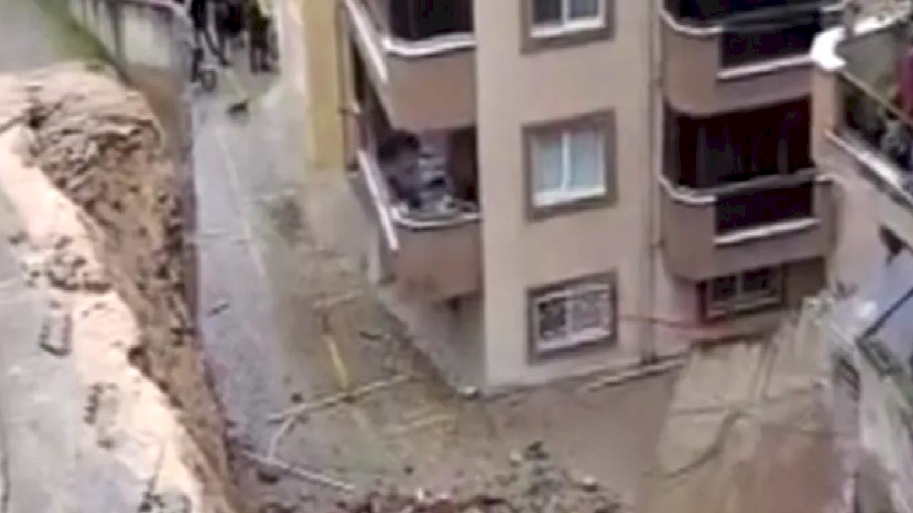 Mudanya Halitpaşa Mahallesi'nde istinat duvarı çöktü!  2 kattaki daireler tahliye edildi