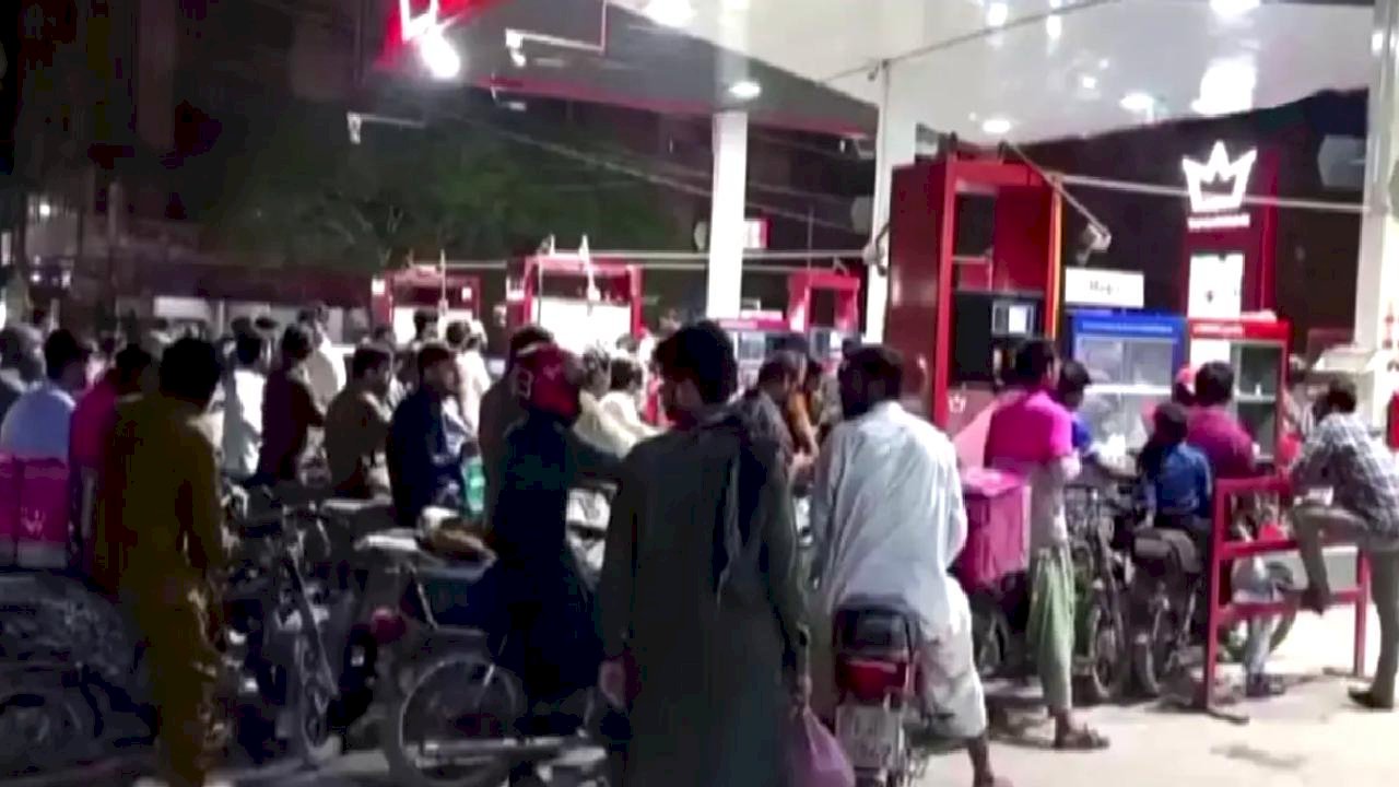 Pakistan'da Akaryakıt Fiyatları Yükseldi