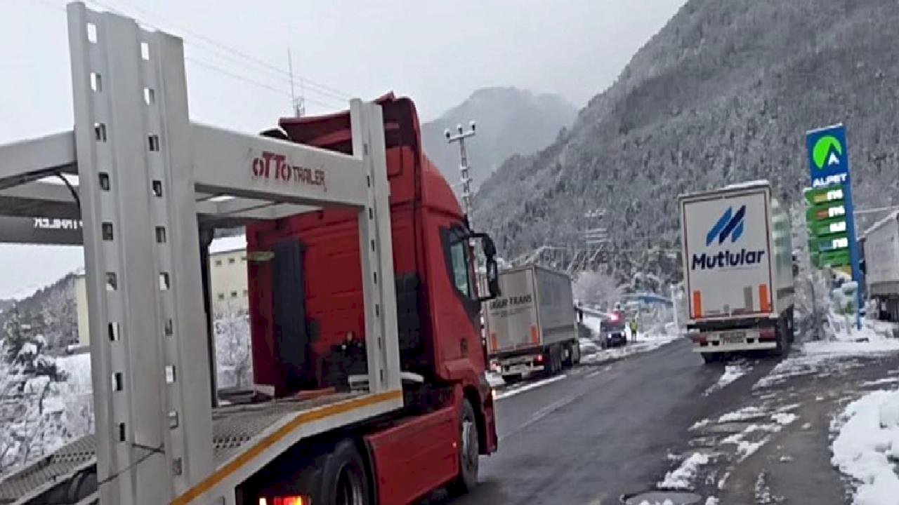 Posof'ta Kar Yağışı, Ilgar Geçidi Kapandı