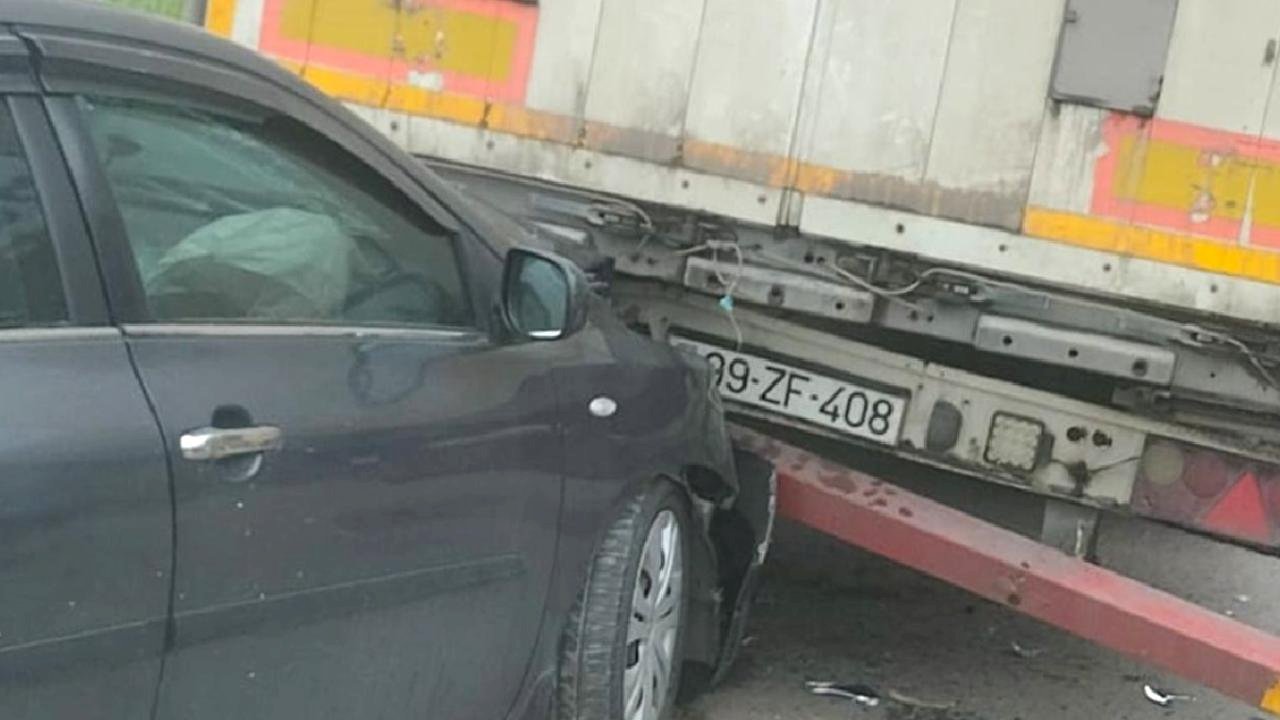 Samsun'da Tıra Çarpan Otomobilde 5 Yaralı
