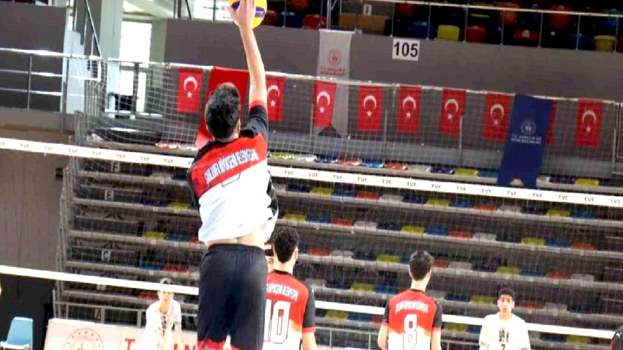 Şanlıurfa Büyükşehir Belediyesi genç erkekler voleybol takımından filede ikinci galibiyet