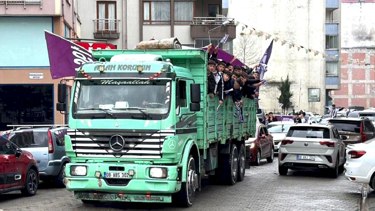 Savaştan kaçmıyorlar! Kamyon kasasına binip gittikleri yer herkesi şaşırttı