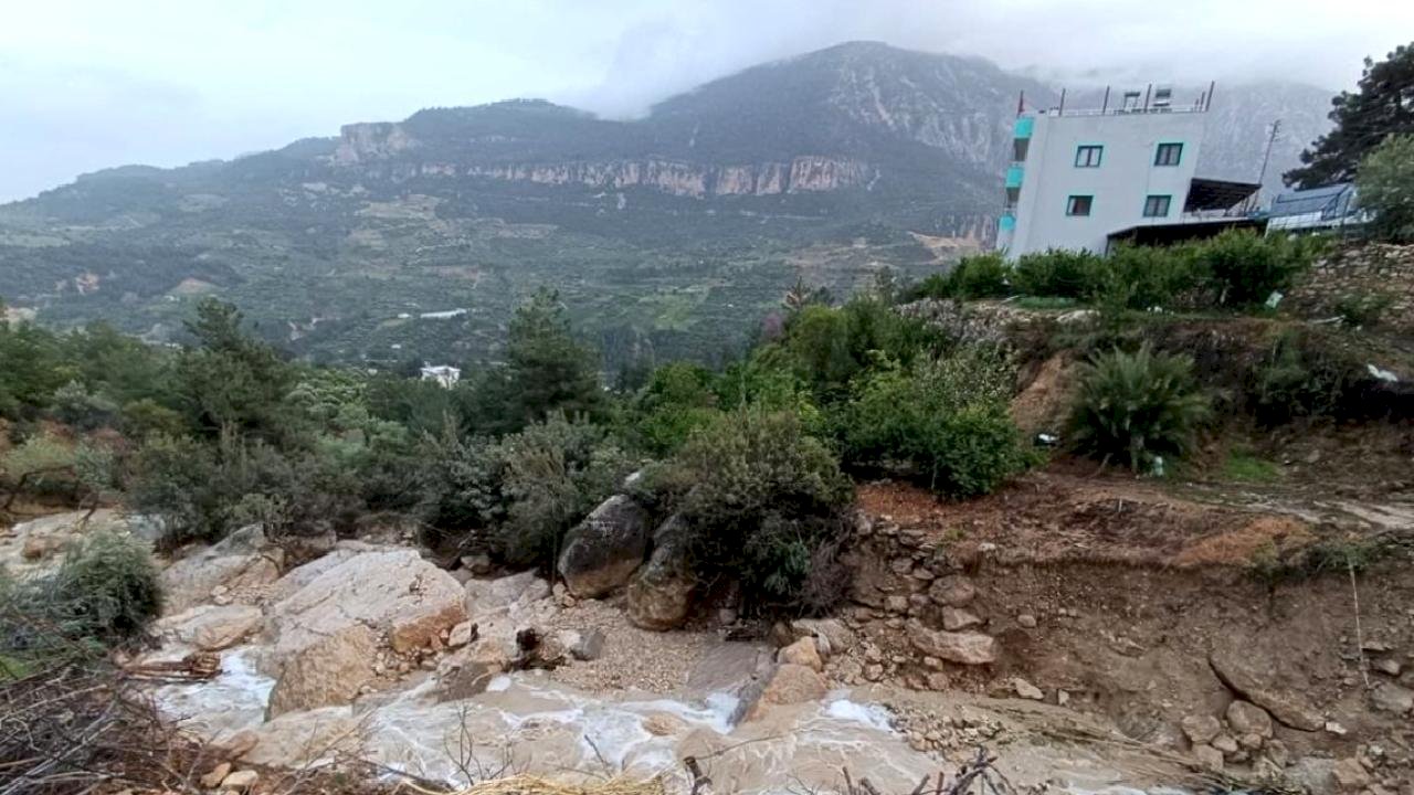 Silifke'de Sağanak Yağış Yolda Çökme ve Zararlar Oluşturdu