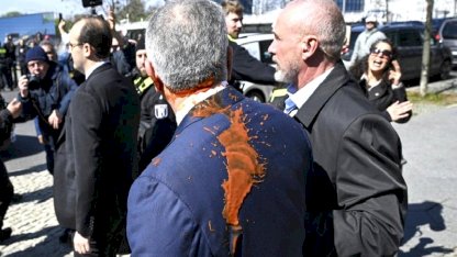 Almanya'da İran'ın devrik Şah'ının oğlu Pehlevi'ye kırmızı sıvı atıldı