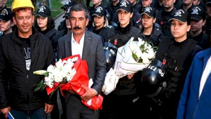 Ankara'da madenci eylemi bitti: Polise çiçek vererek ayrıldılar