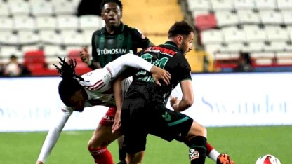 Antalyaspor-Konyaspor Maçında İlk Yarı Golsüz Geçti