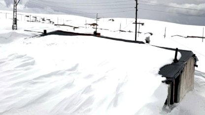 Ardahan'da yayla evleri kara gömüldü