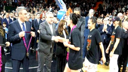 Bakan Bak, ÇBK Mersin'in şampiyonluk sevincine ortak oldu