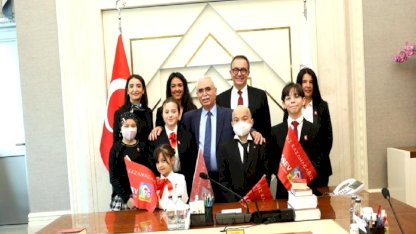 Çocuk Bayramında Anayasa Mahkemesi Koltuğu Elif'e Devredildi