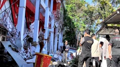 Endonezya'da 7,4 Büyüklüğünde Deprem