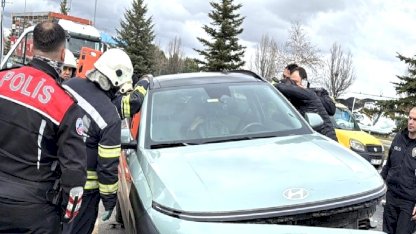 Erzurum'da kaza yapıp fenalaşan sürücü aracın camı kırılarak çıkarıldı
