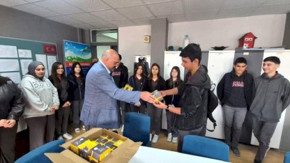 Eski milli güreşçi Mahmut Demir başarılı öğrencileri ödüllendirdi