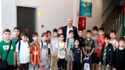 Gebze'de minik yüzücülere Başkan Büyükgöz'den ziyaret