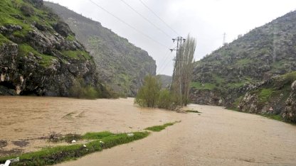 Hakkari'de Yol Taşkın Nedeniyle Kapandı